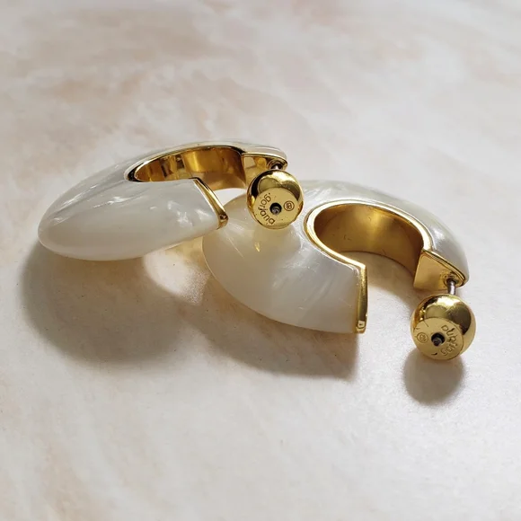 🌟Gorjana Paseo Arc Hoops White Marble 18k Gold Plate Earrings $85🌟 - Picture 3 of 5